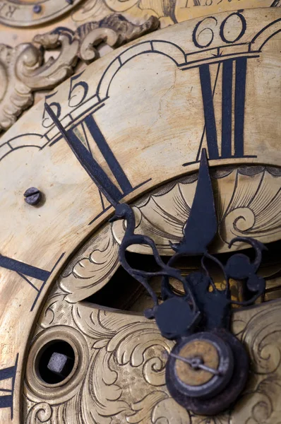 Vecchio Orologio Che Mostra Cinque Dodici — Foto Stock