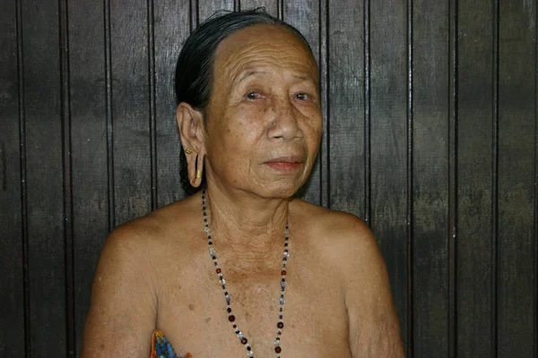 Borneo Yaşlı Kadın — Stok fotoğraf