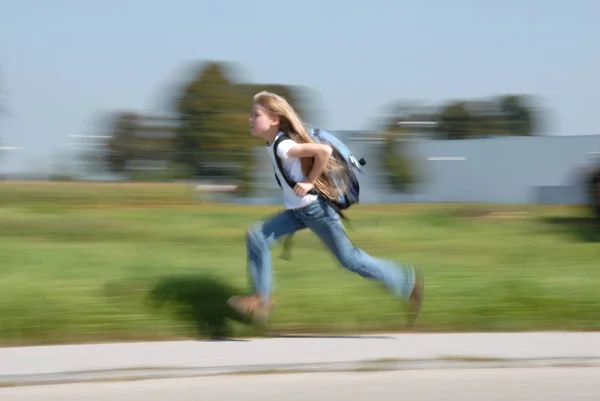 Meisje Met Satchel Lopen — Stockfoto