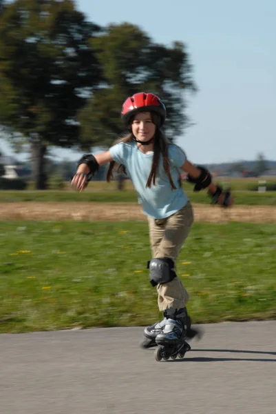 Dítě Učí Inline Bruslení — Stock fotografie