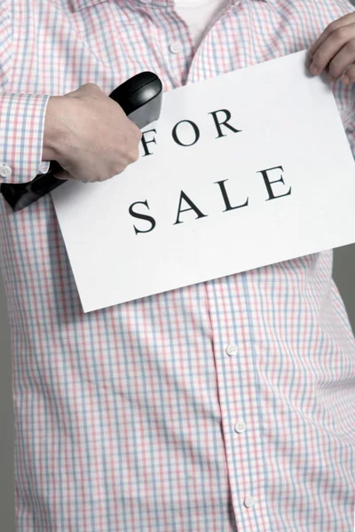 Homem Segurando Cartão Branco Com Texto — Fotografia de Stock