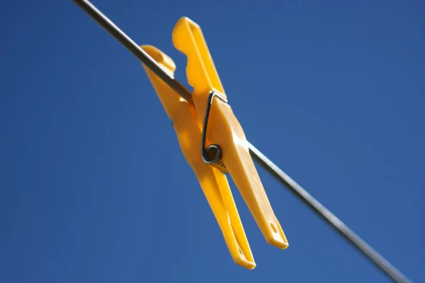 Primo Piano Una Molletta Plastica Blu Una Clothesline Contro Cielo — Foto Stock