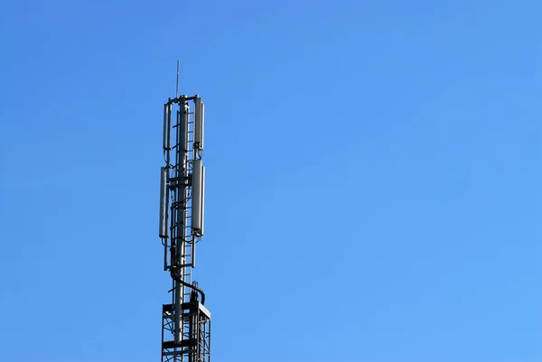 Telekommunikationstorn Med Antenner Mot Blå Himmel — Stockfoto