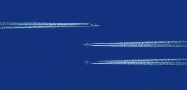 Gökyüzünde Bir Uçak — Stok fotoğraf