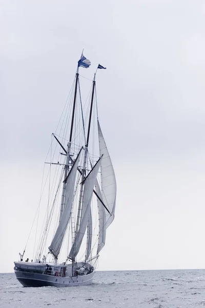 Weißer Gaffelschoner Segelt Auf Dem Meer — Stockfoto