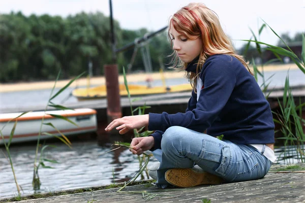 Young Woman Field Brush — Stock Photo, Image