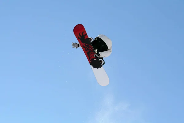 Snowboardos Magasan Levegőben — Stock Fotó