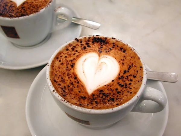 Šálek Kávy Tvaru Srdce Bílém Pozadí — Stock fotografie