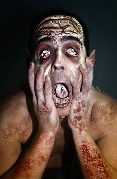Zombie Homme Avec Une Main Sanglante Sur Son Visage — Photo