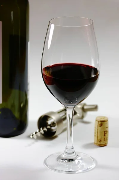 一杯红酒和一瓶白色和黑色的杯子 — 图库照片