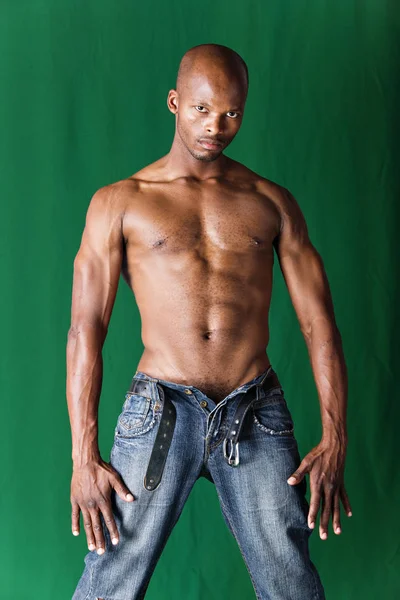 Junger Muskulöser Mann Posiert Studio — Stockfoto