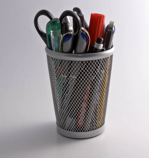 Metalleimer Mit Stiften Und Schreibwaren Auf Weißem Hintergrund — Stockfoto