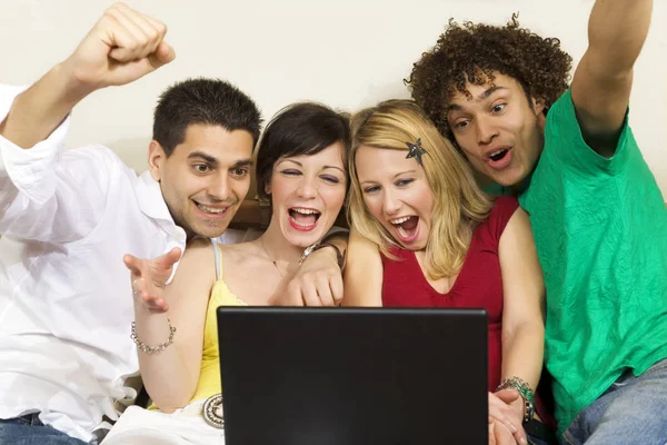 Groep Mensen Zitten Vloer Met Laptop — Stockfoto