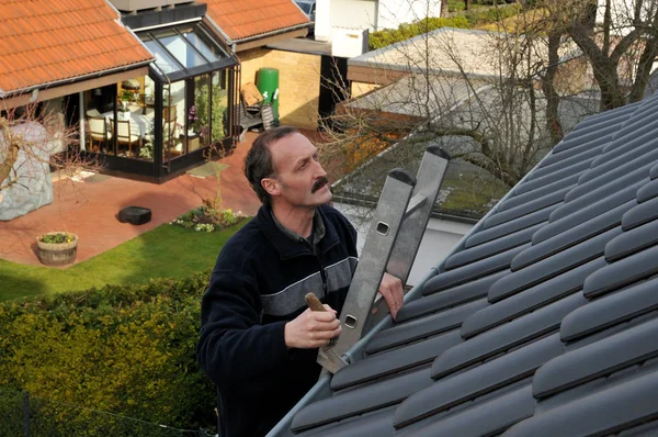 Mann Mit Waffe Der Stadt — Stockfoto