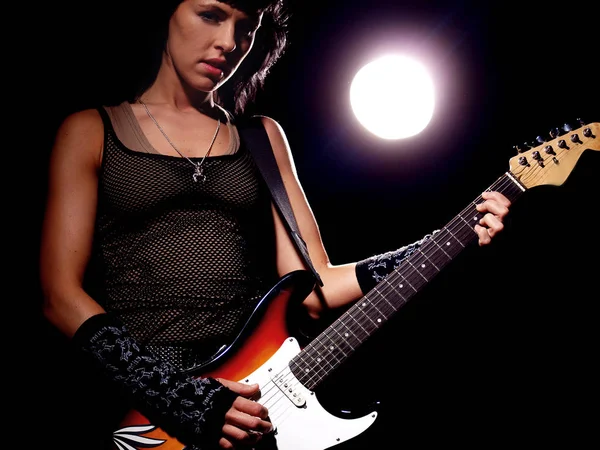 Mujer Joven Con Guitarra Eléctrica — Foto de Stock
