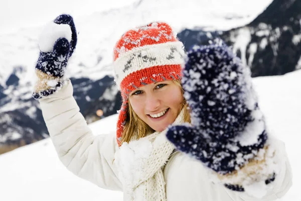 Ung Kvinna Vinterkläder Med Händerna Upp — Stockfoto