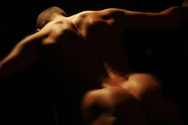 Νεαρός Μυώδης Άνδρας Γυμνό Κορμό Μαύρο Φόντο — Φωτογραφία Αρχείου