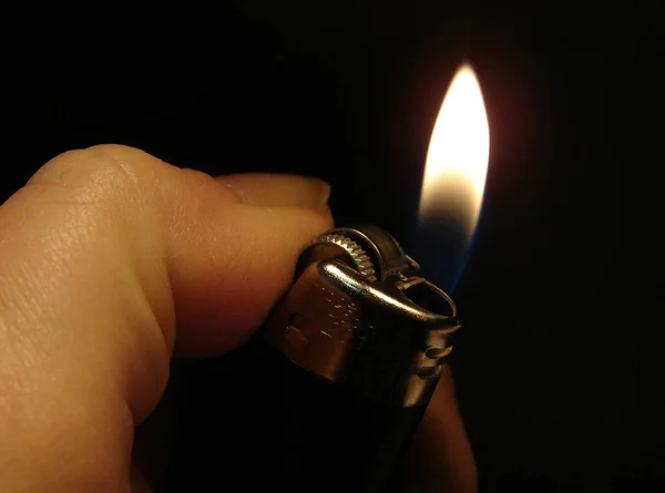 Hand Met Een Aansteker Zwarte Achtergrond — Stockfoto