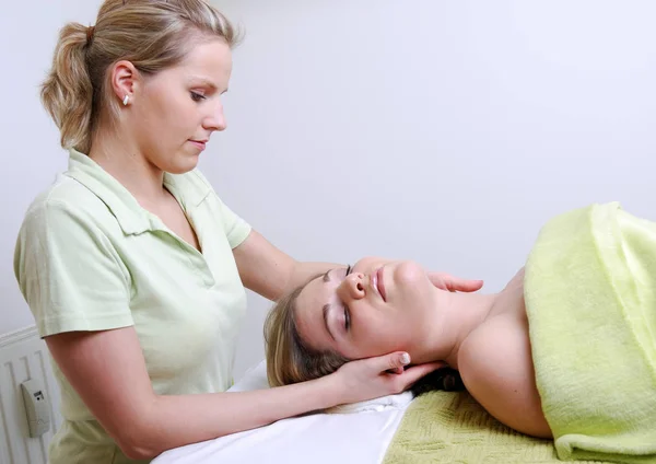 Jovem Mulher Recebendo Massagem Spa — Fotografia de Stock