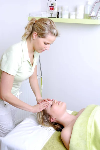 Donna Che Riceve Trattamento Massaggio Nel Salone Spa — Foto Stock