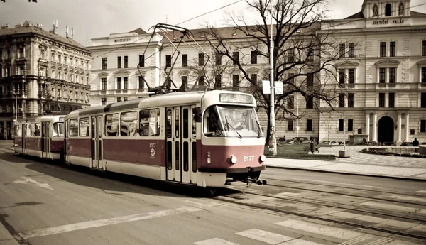 Straßenbahn Vor Dem Justizpalast — Stockfoto