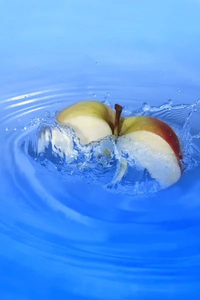 Apfelscheibe Stürzt Ins Wasser — Stockfoto