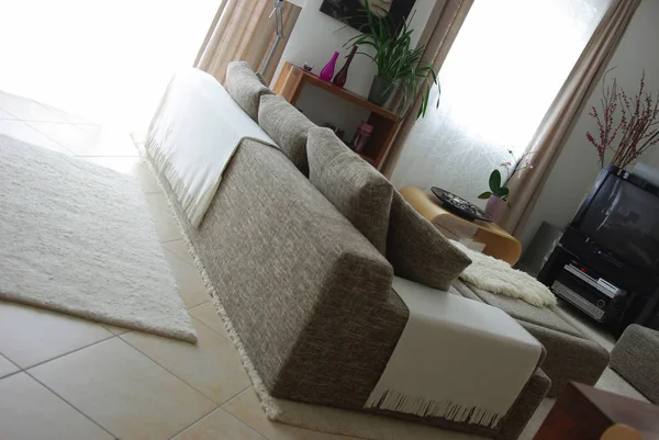 Kamar Tidur Modern Dengan Sofa Dan Meja Yang Nyaman — Stok Foto