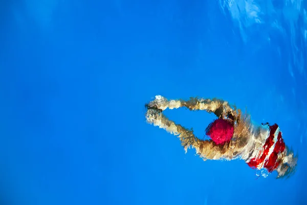 Genç Kadın Denizde Şnorkelle Yüzüyor — Stok fotoğraf