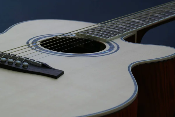 Guitarra Acústica Sobre Fondo Negro —  Fotos de Stock