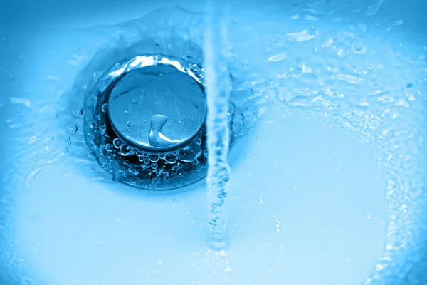 Μπλε Σταγόνα Νερού Στην Επιφάνεια Του Πάγου — Φωτογραφία Αρχείου