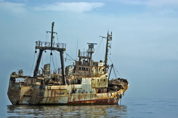 Altes Schiffswrack Auf See — Stockfoto