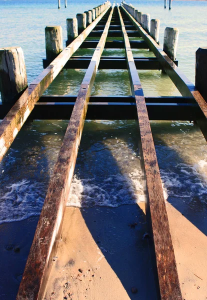 川の上の木造桟橋 — ストック写真