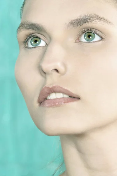 Närbild Porträtt Vacker Ung Kvinna Med Blå Ögon — Stockfoto