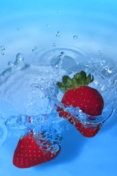 Erdbeeren Fallen Ins Wasser — Stockfoto