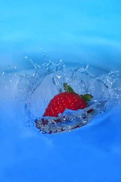 Erdbeere Schlägt Ins Wasser — Stockfoto