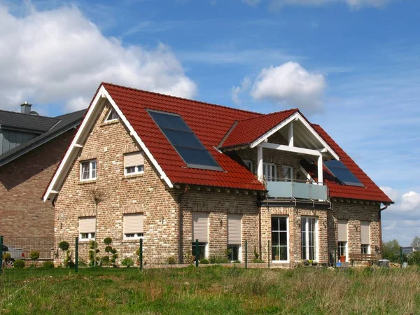 Casa Residencial Con Paneles Solares —  Fotos de Stock