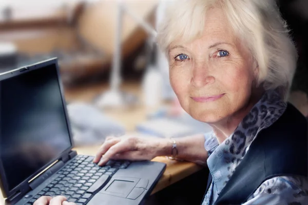 컴퓨터를 사용하는 나이든 여자의 — 스톡 사진
