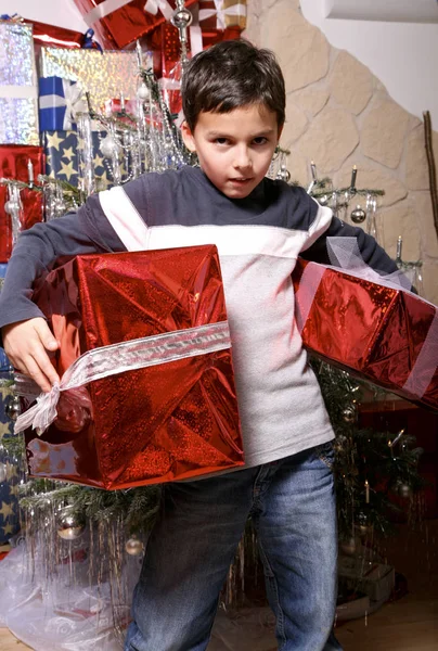 带着圣诞礼物的男孩 图库图片