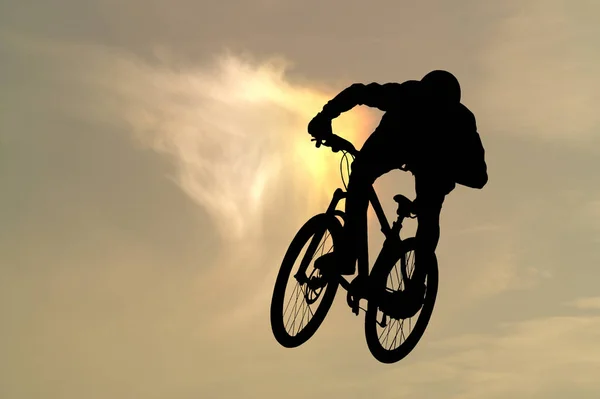 Silhouette Eines Mannes Auf Einem Fahrrad Park — Stockfoto