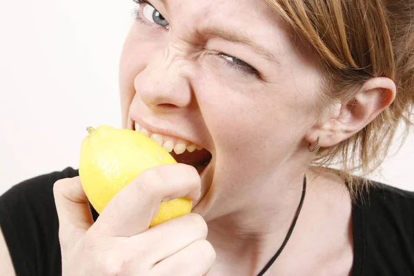 Frau Isst Zitrone Der Küche — Stockfoto