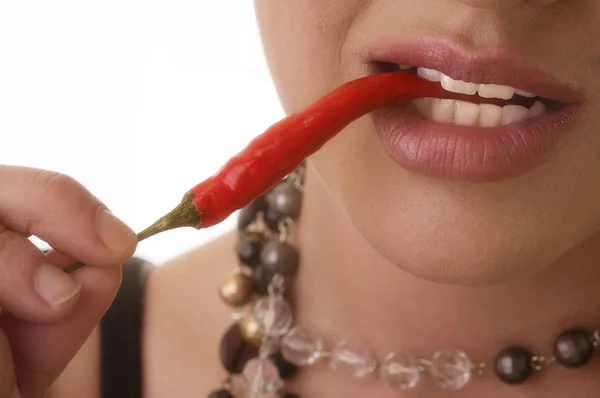Jovem Mulher Comendo Pimenta Vermelha — Fotografia de Stock