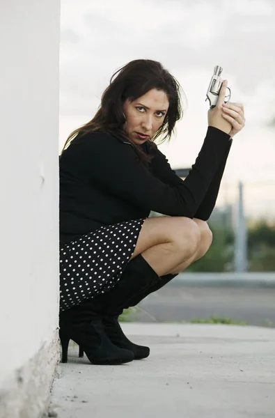 Испанская Женщина Пистолетом — стоковое фото