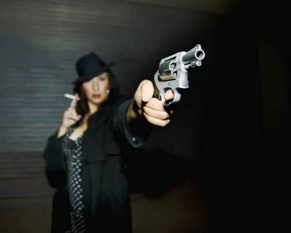 Kadın Casus Nişan Silahı — Stok fotoğraf