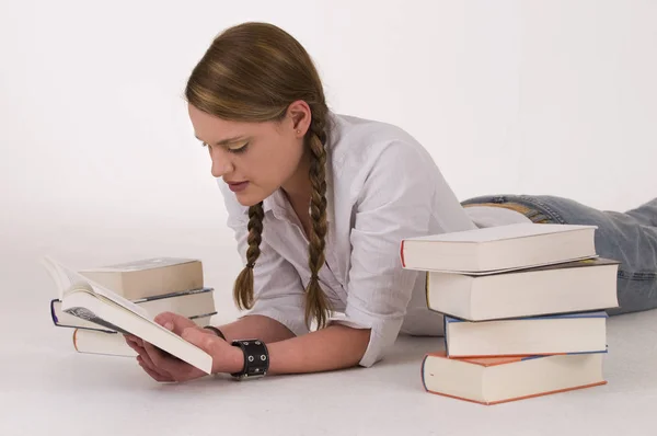 Mujer Joven Leyendo Libro Mientras Está Sentada Hemiciclo — Foto de Stock