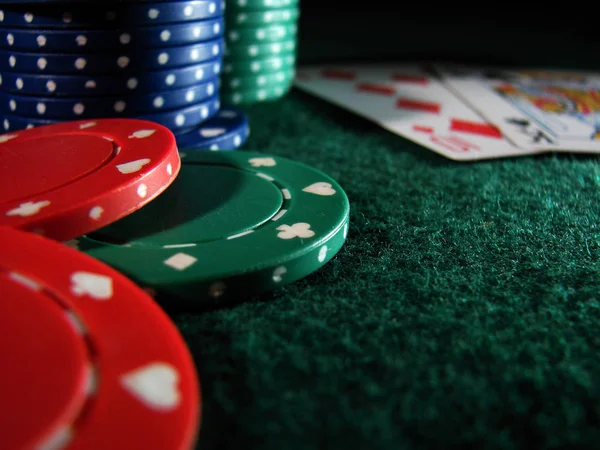 ポーカーチップとトランプ2 — ストック写真