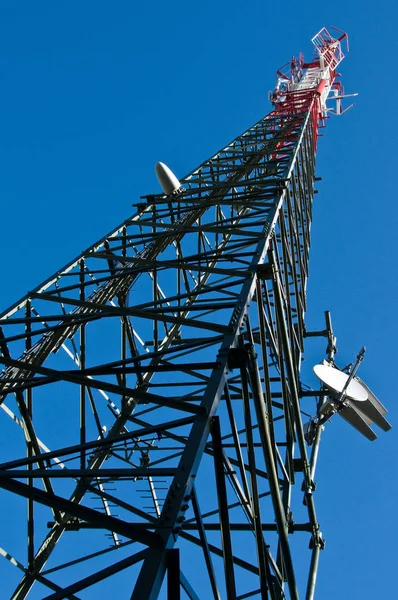 Telekommunikationstorn Med Antenner Blå Himmel — Stockfoto