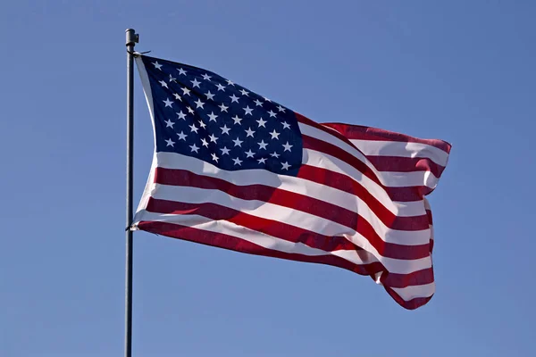 Bandeira Americana Contra Céu Azul — Fotografia de Stock