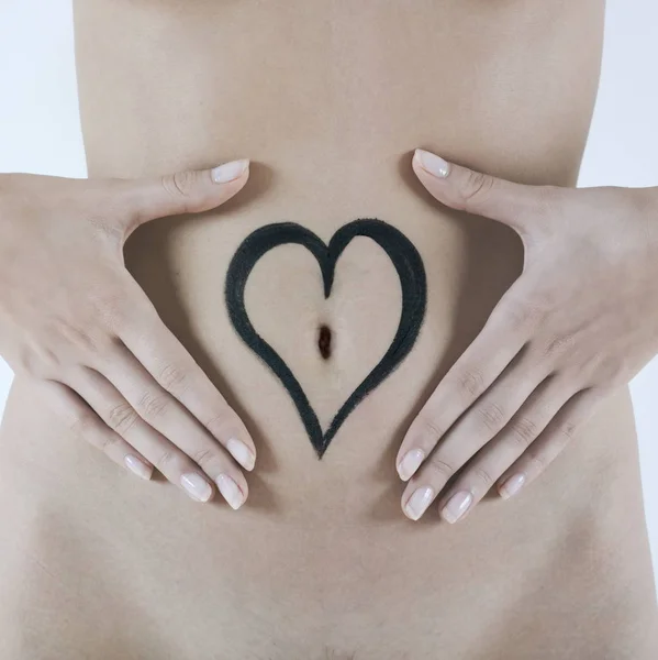Göbek Deliği Kalp Kadın Elleri — Stok fotoğraf