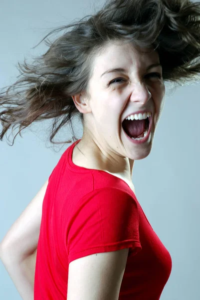 Porträt Einer Jungen Frau Mit Langen Haaren — Stockfoto