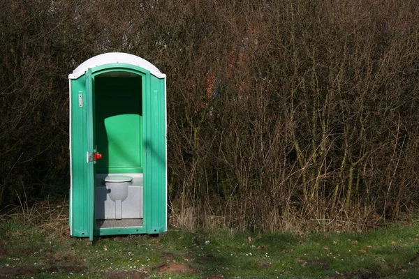 Rumput Hijau Taman Dan Toilet Bio — Stok Foto